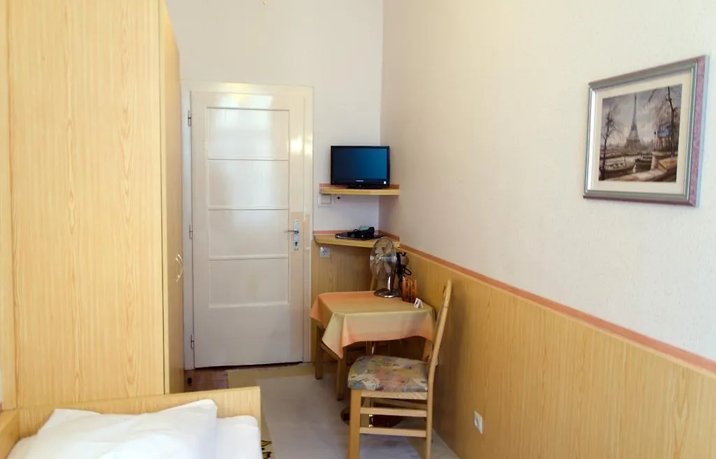 Schweizer Pension Solderer Vienna Bed & Breakfast